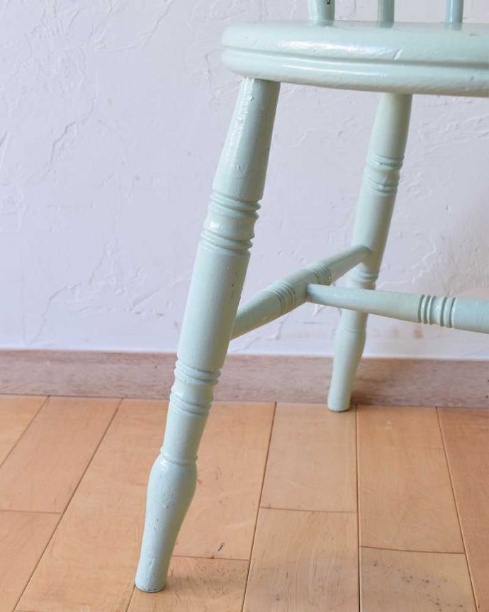 板座面 アンティーク チェア 可愛くて珍しいパステルカラーのペイントチェア、アンティークのキッチンチェア。移動もラクラクHandleのアンティークチェアの脚の裏には、フェルトキーパーをお付けしていますので、床を滑らせてお使い頂けます。(d-905-c)