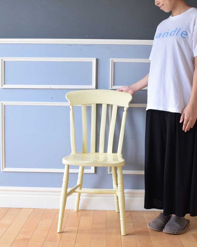 キッチンチェア アンティーク チェア 爽やかなレモン色のキッチンチェア、英国のアンティークの椅子。ほっこりぬくもりある可愛いデザイン見た目が可愛いキッチンチェア。(d-909-c)