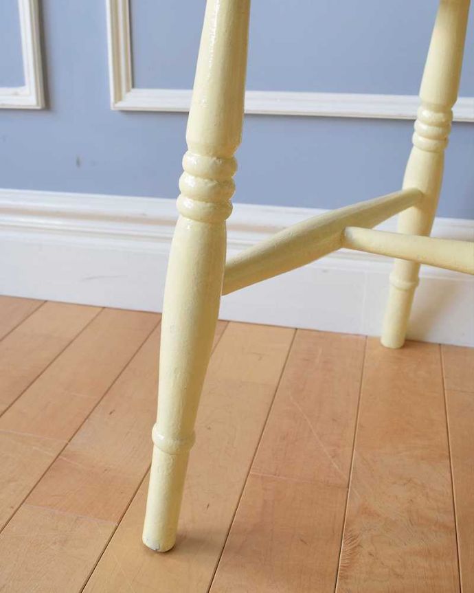 キッチンチェア アンティーク チェア 爽やかなレモン色のキッチンチェア、英国のアンティークの椅子。移動もラクラクHandleのアンティークチェアの脚の裏には、フェルトキーパーをお付けしていますので、床を滑らせてお使い頂けます。(d-909-c)