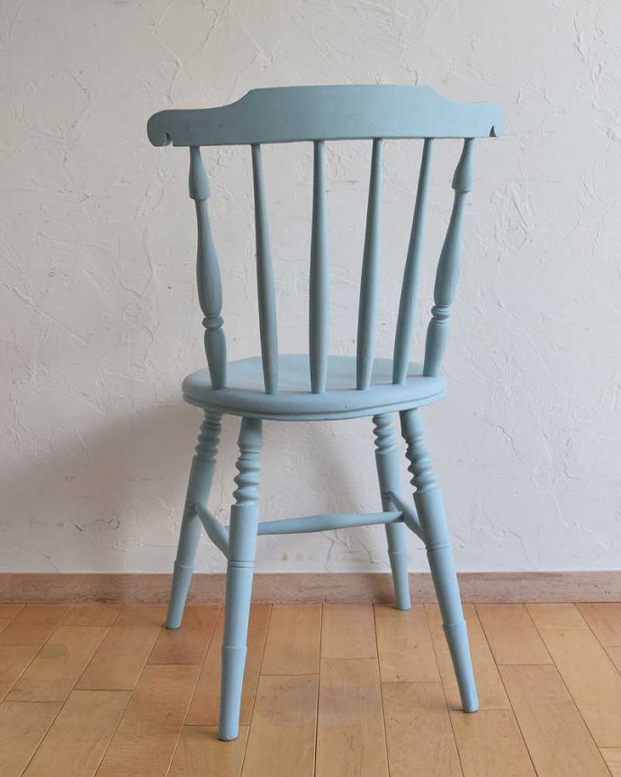 キッチンチェア アンティーク チェア 海外らしいブルーのペイントチェア、イギリスアンティークのキッチンチェア。後ろ姿にも自信アリ!ダイニングで並べて後ろから見ることも多い椅子。(d-911-c)