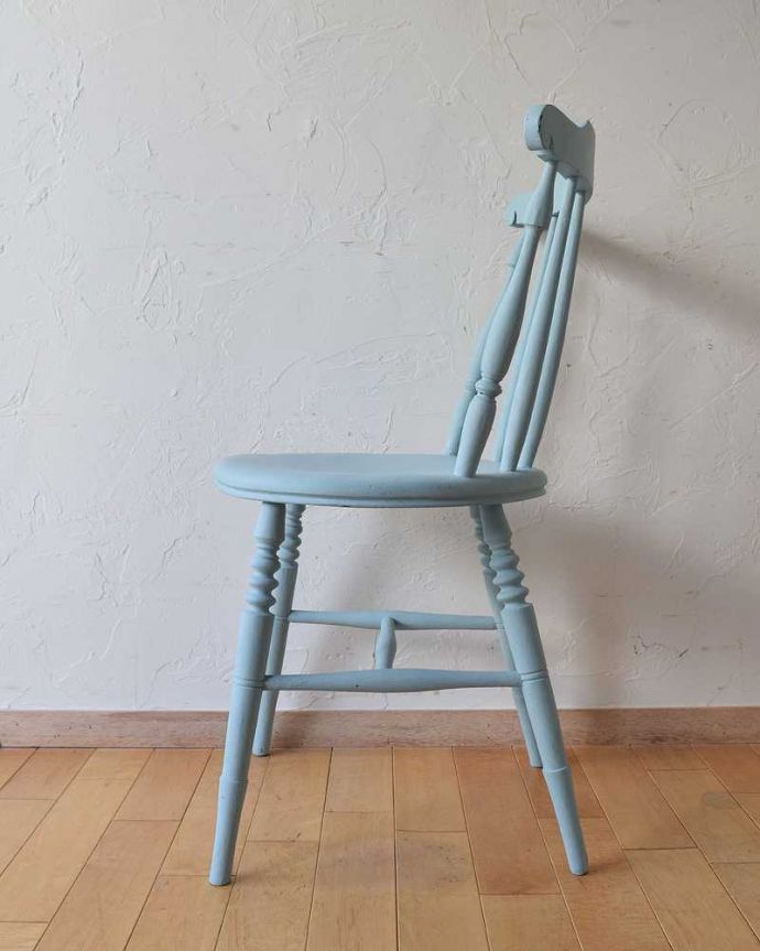 キッチンチェア アンティーク チェア 海外らしいブルーのペイントチェア、イギリスアンティークのキッチンチェア。横から見てもステキ横から見るとこんな感じ。(d-911-c)