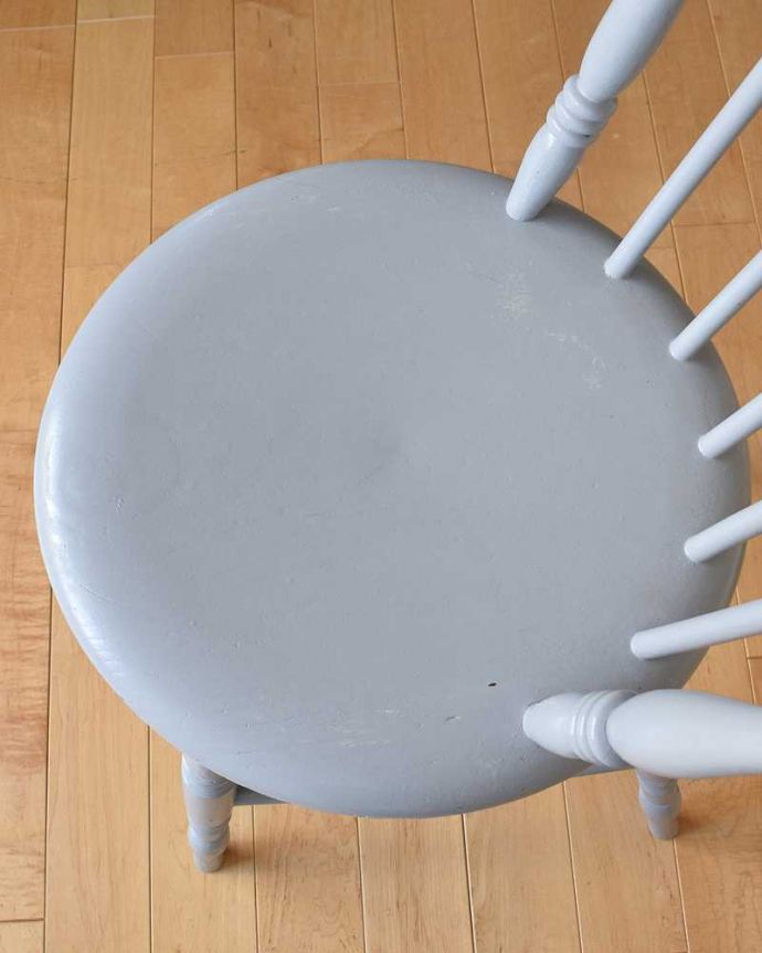 キッチンチェア　アンティーク チェア　海外らしい憧れのペイントチェア、アンティークのキッチンチェア。可愛い丸い座面素朴な雰囲気の座面。(d-912-c)