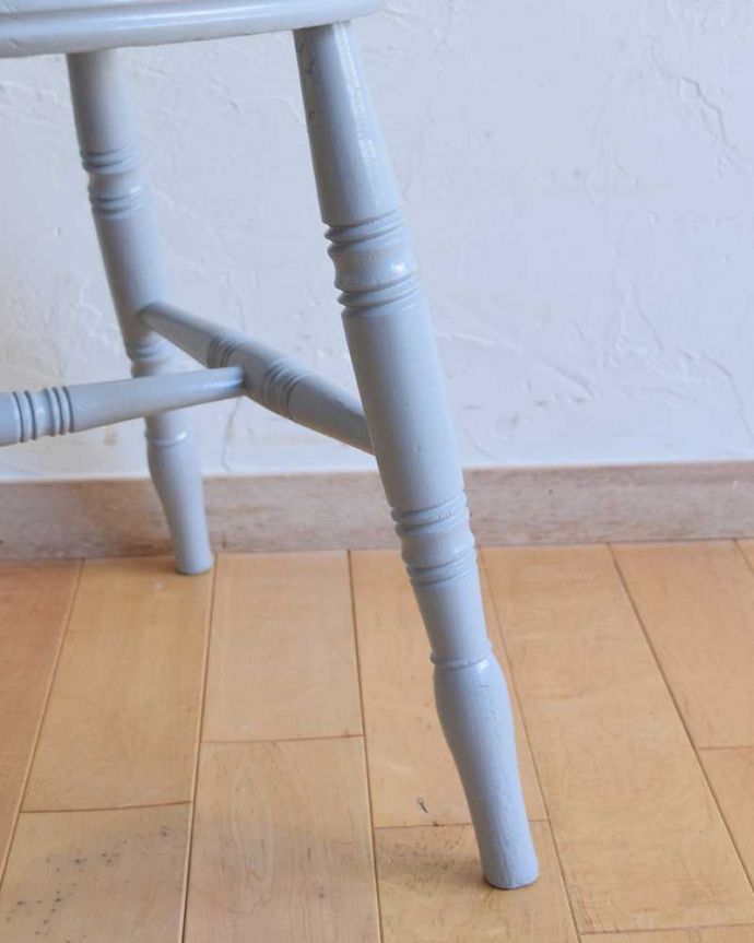 キッチンチェア　アンティーク チェア　海外らしい憧れのペイントチェア、アンティークのキッチンチェア。移動もラクラクHandleのアンティークチェアの脚の裏には、フェルトキーパーをお付けしていますので、床を滑らせてお使い頂けます。(d-912-c)