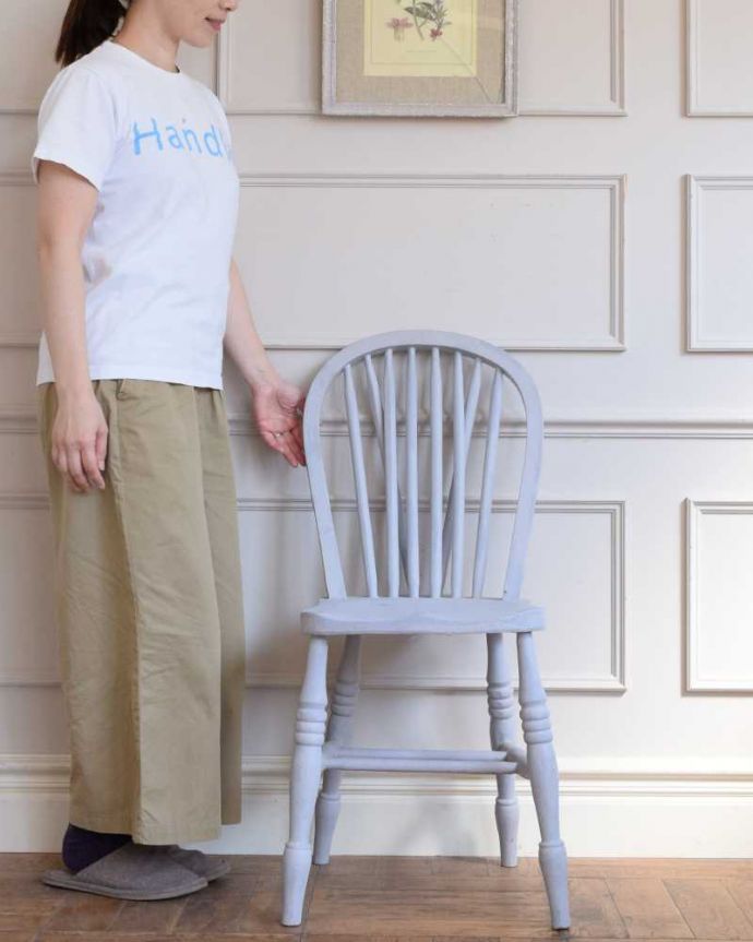 キッチンチェア　アンティーク チェア　英国のアンティークの椅子、明るいパステルブルーの木製キッチンチェア。思わずほっこりしちゃう、ぬくもりある可愛いデザイン見た目が可愛いキッチンチェア。(d-915-c)