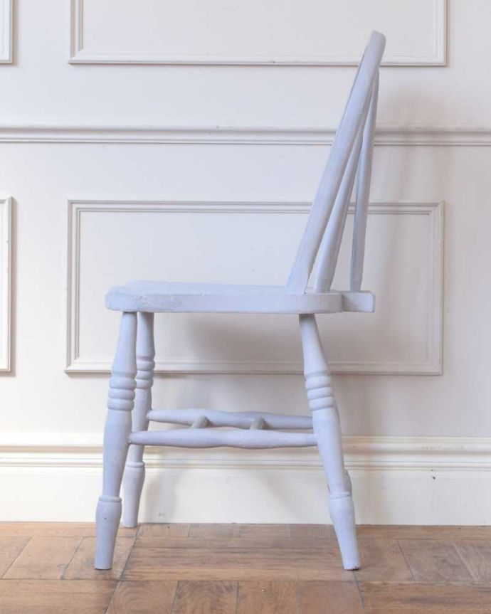 キッチンチェア　アンティーク チェア　英国のアンティークの椅子、明るいパステルブルーの木製キッチンチェア。横から見ても可愛い素朴な表情の椅子を横から見るとこんな感じ。(d-915-c)