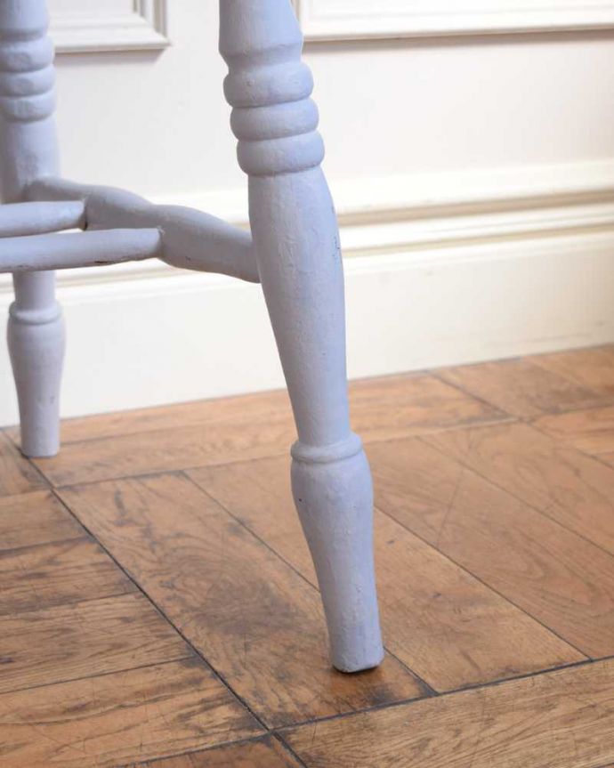 キッチンチェア　アンティーク チェア　英国のアンティークの椅子、明るいパステルブルーの木製キッチンチェア。移動もラクラクHandleのアンティークチェアの脚の裏にはフェルトキーパーをお付けしていますので、持ち上げなくても床を滑らせて移動できます。(d-915-c)