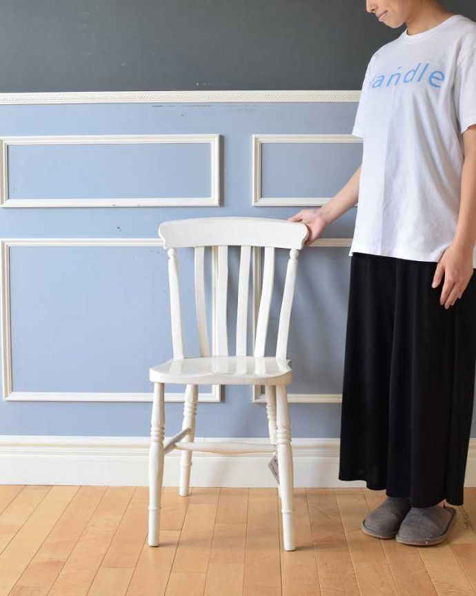 ダイニングチェア アンティークチェア・椅子 アンティークのキッチンチェア、ホワイトペイントのイギリスの椅子 ほっこりぬくもりある可愛いデザイン見た目が可愛いキッチンチェア。(d-918-c)