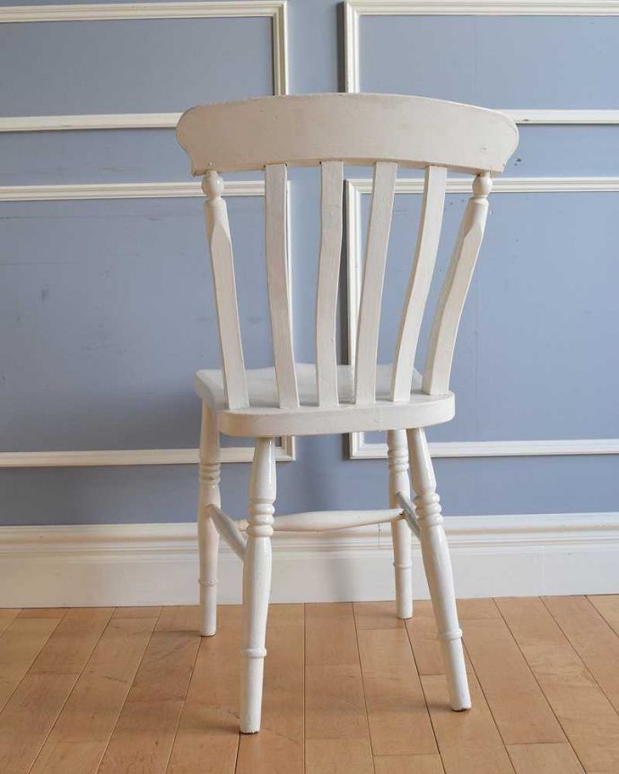 ダイニングチェア アンティークチェア・椅子 アンティークのキッチンチェア、ホワイトペイントのイギリスの椅子 後ろ姿にも自信アリ!ダイニングで並べて後ろから見ることも多い椅子。(d-918-c)