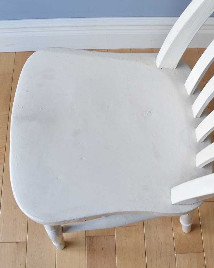 ダイニングチェア アンティークチェア・椅子 アンティークのキッチンチェア、ホワイトペイントのイギリスの椅子 座面に隠されたヒミツ座繰りと言って、お尻と太もも部分に彫が入っているんです。(d-918-c)