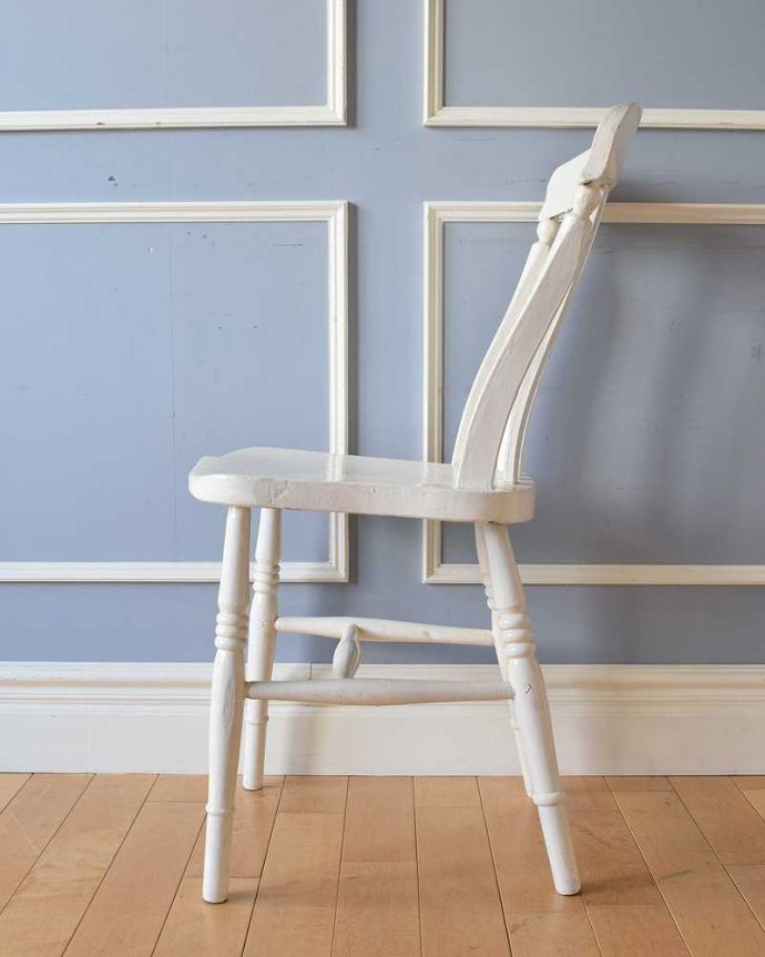 ダイニングチェア アンティークチェア・椅子 アンティークのキッチンチェア、ホワイトペイントのイギリスの椅子 横から見てもステキ横から見るとこんな感じ。(d-918-c)