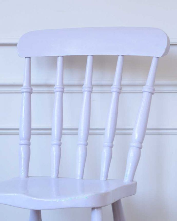 キッチンチェア アンティーク チェア パステルカラーが海外らしいキッチンチェア、可愛いアンティークの椅子。お部屋のアクセントになる可愛いペイントもともとキッチンで実用的に使われていた椅子は、長い年月の間に何度も好きな色が重ねられて、アンティークだけが持ついい風合いのペイントになっています。(d-919-c)