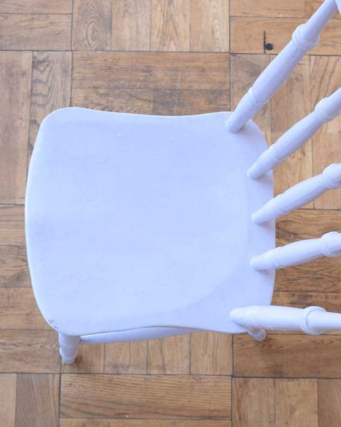 キッチンチェア アンティーク チェア パステルカラーが海外らしいキッチンチェア、可愛いアンティークの椅子。座面に隠されたヒミツ座繰りと言って、お尻と太もも部分に彫が入っているんです。(d-919-c)