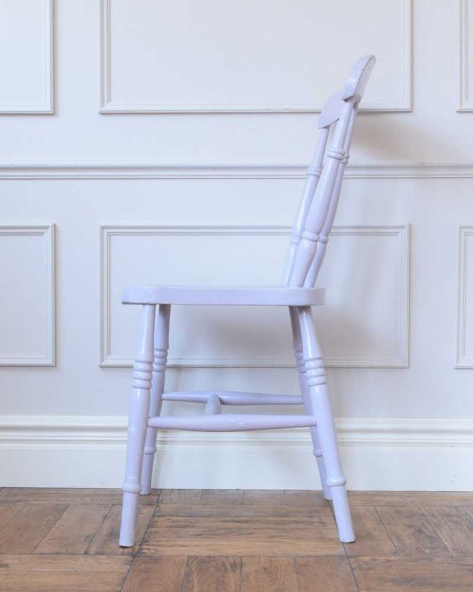 キッチンチェア アンティーク チェア パステルカラーが海外らしいキッチンチェア、可愛いアンティークの椅子。横から見てもステキ素朴な表情の椅子を横から見るとこんな感じ。(d-919-c)