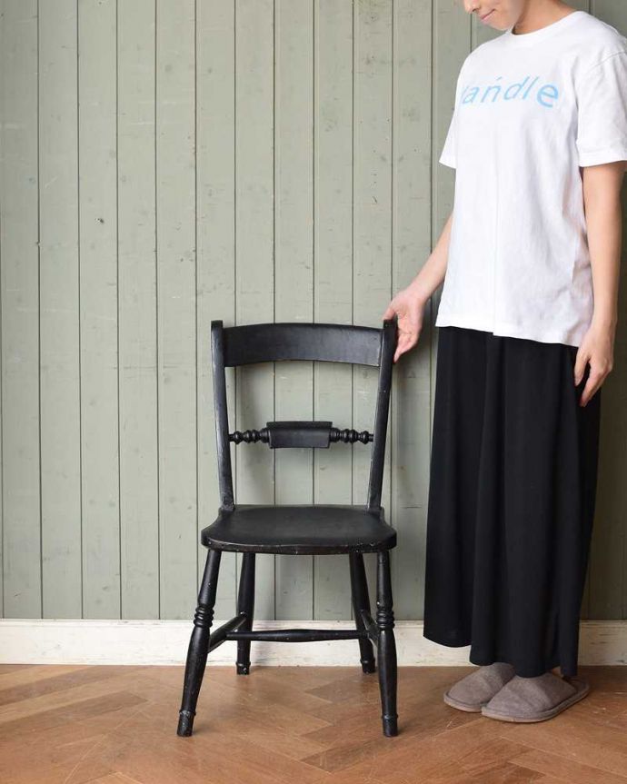 キッチンチェア アンティーク チェア お洒落なブラック、背もたれにアクセントがある英国アンティークのキッチンチェア。ほっこりぬくもりある可愛いデザイン見た目が可愛いキッチンチェア。(d-920-c)