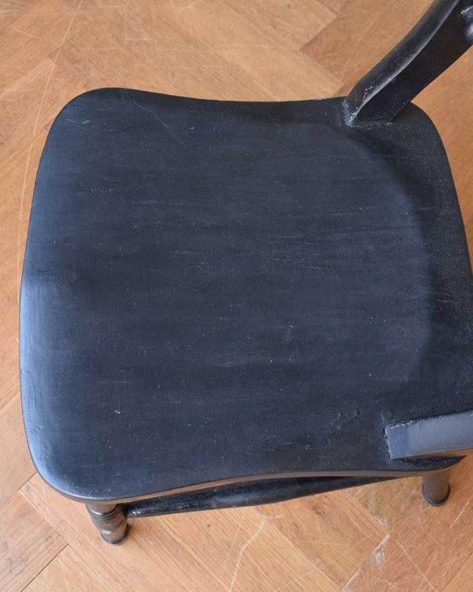 キッチンチェア アンティーク チェア お洒落なブラック、背もたれにアクセントがある英国アンティークのキッチンチェア。座面に隠されたヒミツ座繰りと言って、お尻と太もも部分に彫が入っているんです。(d-920-c)