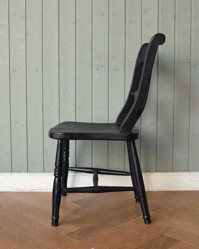 キッチンチェア アンティーク チェア お洒落なブラック、背もたれにアクセントがある英国アンティークのキッチンチェア。横から見てもステキ横から見るとこんな感じ。(d-920-c)