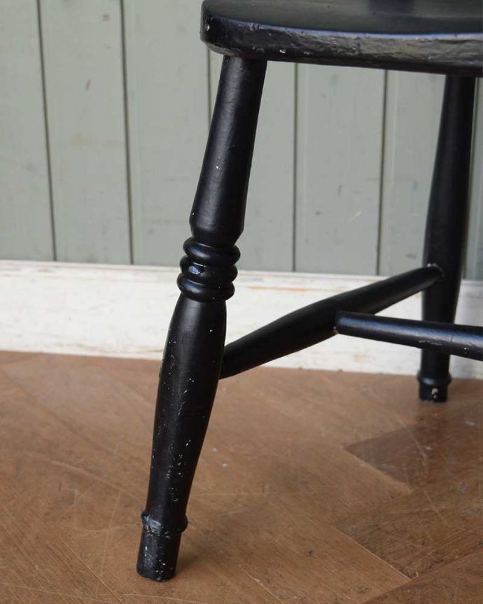 キッチンチェア アンティーク チェア お洒落なブラック、背もたれにアクセントがある英国アンティークのキッチンチェア。移動もラクラクHandleのアンティークチェアの脚の裏には、フェルトキーパーをお付けしていますので、床を滑らせてお使い頂けます。(d-920-c)