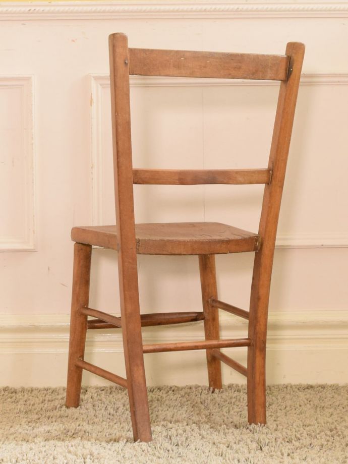 チャイルドチェアの後ろ姿