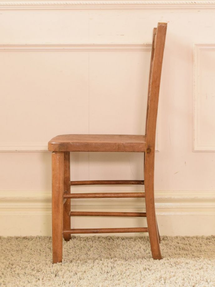 チャイルドチェアの横顔