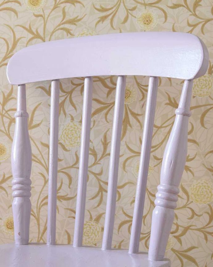 キッチンチェア　アンティーク チェア　海外らしい可愛いカラーのペイントチェア、イギリスアンティークのキッチンチェア。お部屋のアクセントになる可愛いペイントもともとキッチンで実用的に使われていた椅子は、長い年月の間に何度も好きな色が重ねられて、アンティークだけが持ついい風合いのペイントになっています。(d-924-c)