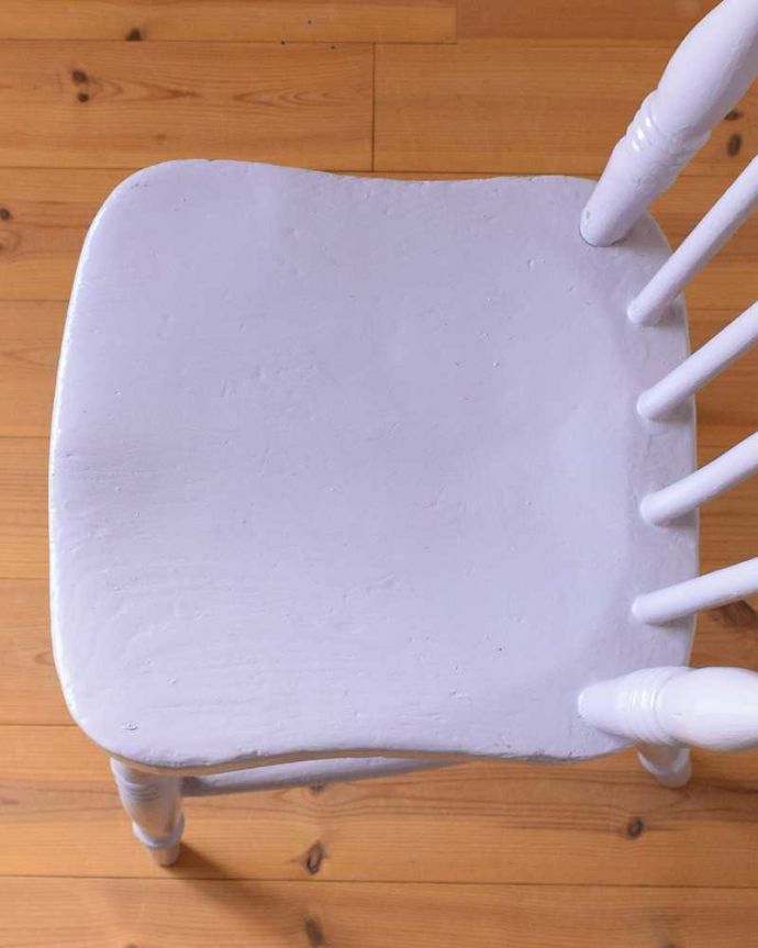 キッチンチェア　アンティーク チェア　海外らしい可愛いカラーのペイントチェア、イギリスアンティークのキッチンチェア。座面に隠されたヒミツ座繰りと言って、お尻と太もも部分に彫が入っているんです。(d-924-c)