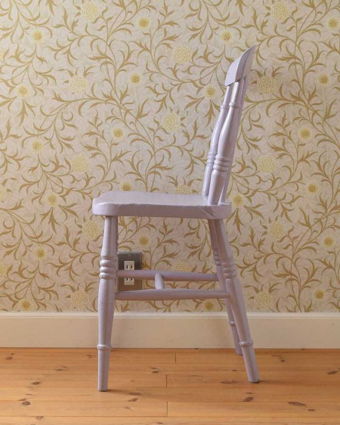キッチンチェア　アンティーク チェア　海外らしい可愛いカラーのペイントチェア、イギリスアンティークのキッチンチェア。横から見ても可愛い素朴な表情の椅子を横から見るとこんな感じ。(d-924-c)