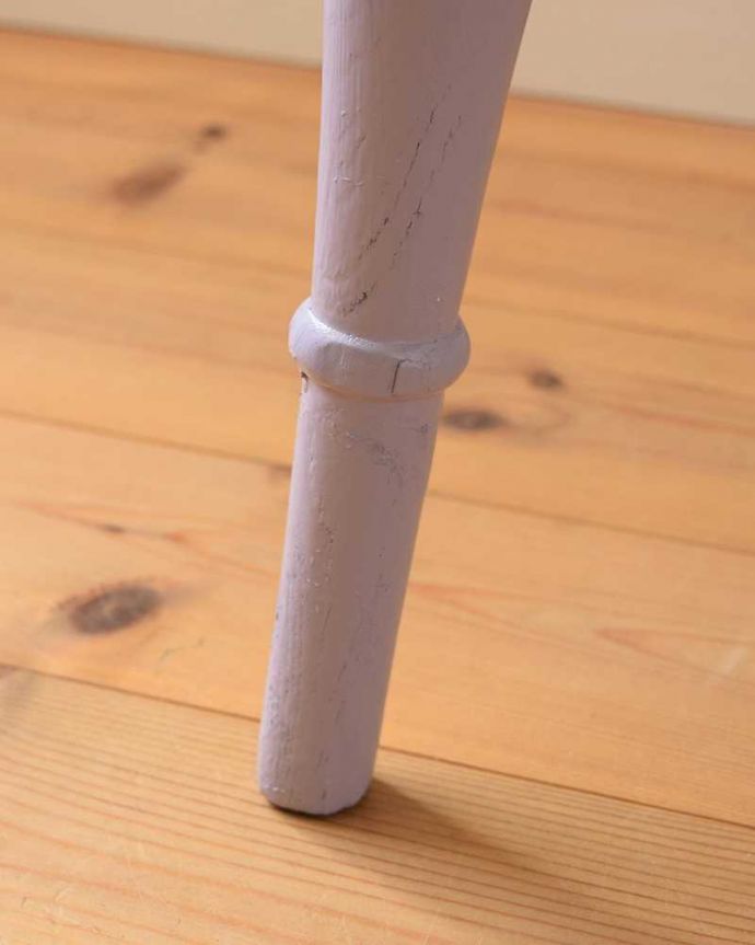 キッチンチェア　アンティーク チェア　海外らしい可愛いカラーのペイントチェア、イギリスアンティークのキッチンチェア。移動もラクラクHandleのアンティークチェアの脚の裏にはフェルトキーパーをお付けしていますので、持ち上げなくても床を滑らせて移動できます。(d-924-c)