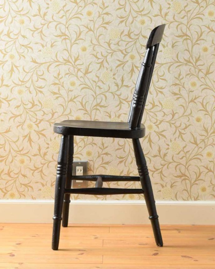 シックなペイント仕上げのイギリスで見つけたアンティークのキッチン