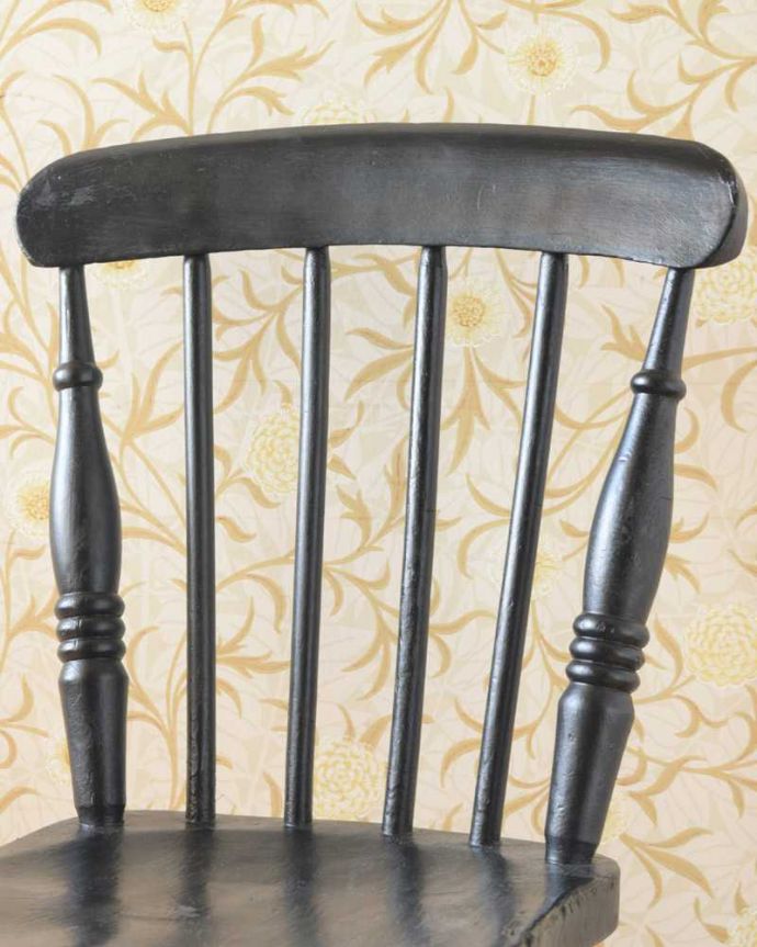 キッチンチェア アンティーク チェア イギリスで見つけたかっこいいペイント仕上げのアンティークのキッチンチェア。お部屋のアクセントになる可愛いペイントもともとキッチンで実用的に使われていた椅子は、長い年月の間に何度も好きな色が重ねられて、アンティークだけが持ついい風合いのペイントになっています。(d-927-c)