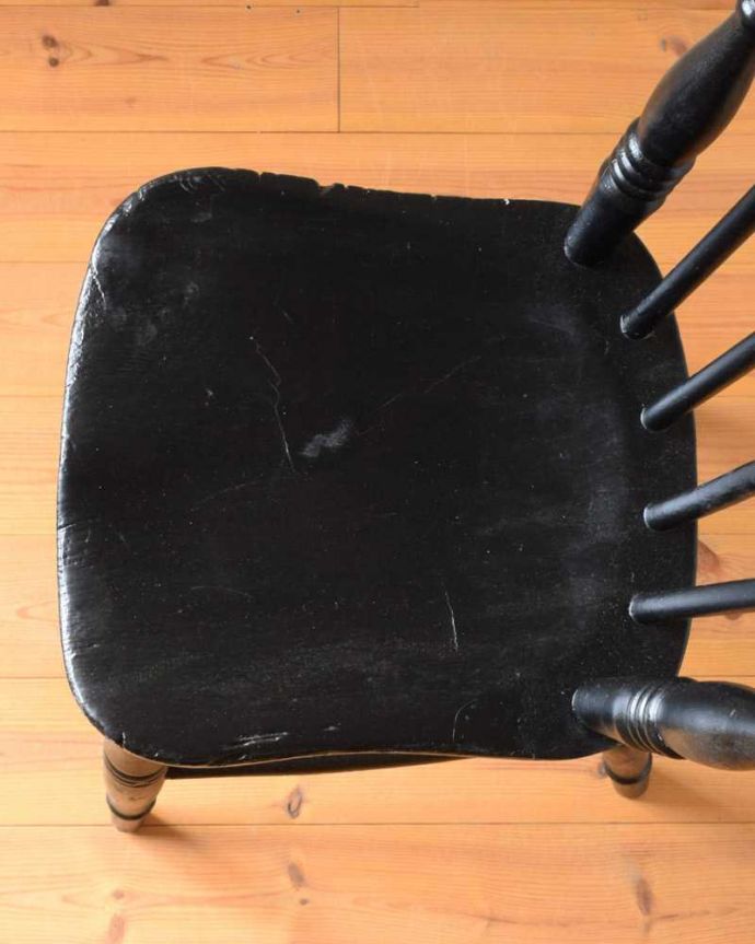 キッチンチェア アンティーク チェア イギリスで見つけたかっこいいペイント仕上げのアンティークのキッチンチェア。座面に隠されたヒミツ座繰りと言って、お尻と太もも部分に彫が入っているんです。(d-927-c)