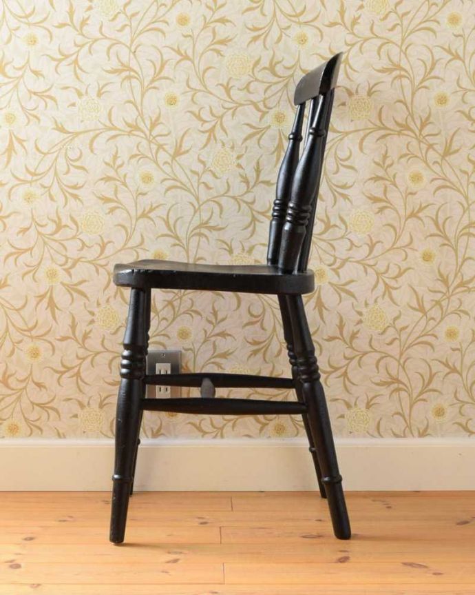 キッチンチェア アンティーク チェア イギリスで見つけたかっこいいペイント仕上げのアンティークのキッチンチェア。横から見ても可愛い素朴な表情の椅子を横から見るとこんな感じ。(d-927-c)