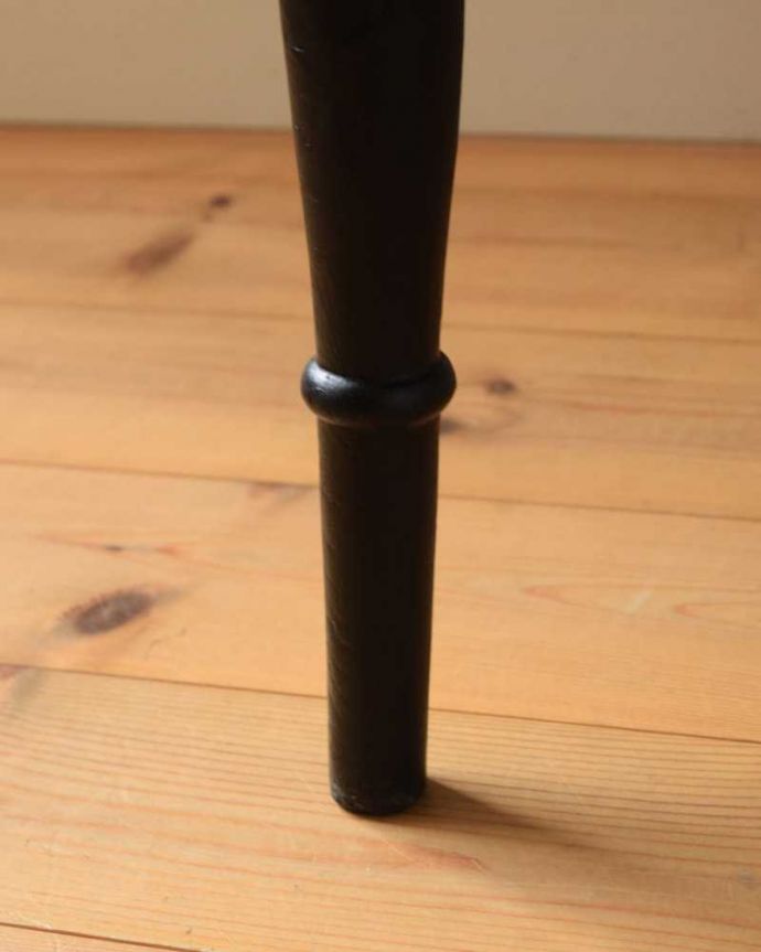 キッチンチェア アンティーク チェア イギリスで見つけたかっこいいペイント仕上げのアンティークのキッチンチェア。移動もラクラクHandleのアンティークチェアの脚の裏にはフェルトキーパーをお付けしていますので、持ち上げなくても床を滑らせて移動できます。(d-927-c)