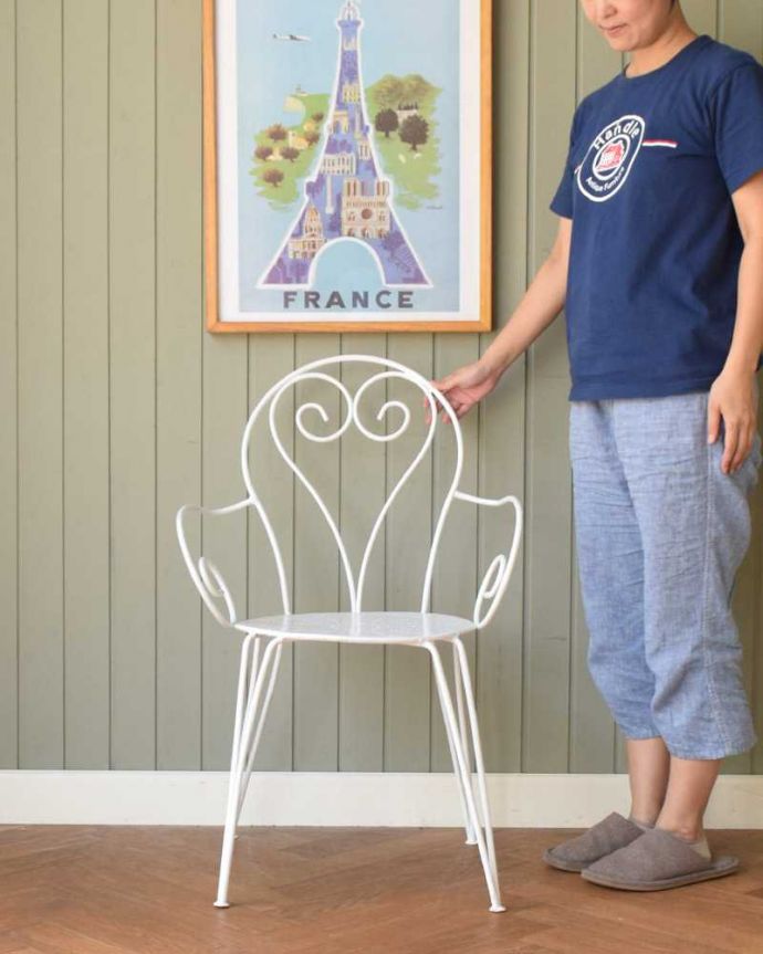 ガーデンチェア アンティーク チェア フランスから届いたアンティークチェア、ホワイトペイントのアーム付きガーデンチェア。アイアンが作り出した曲線が美しい椅子優雅な曲線が描き出す美しさが魅力のガーデンチェア。(d-936-c)