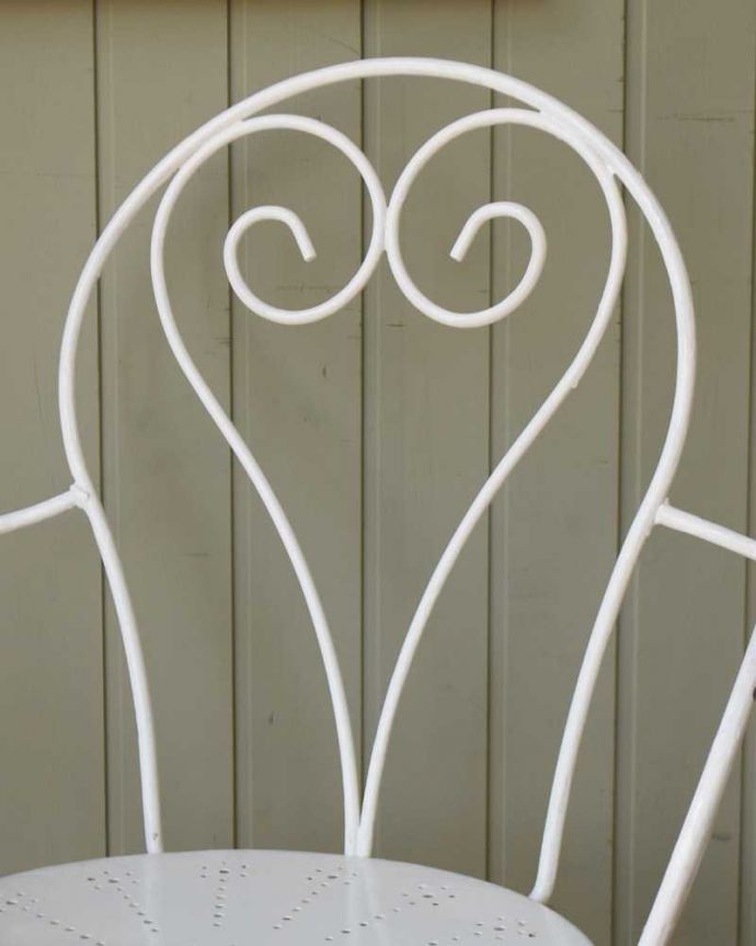 ガーデンチェア アンティーク チェア フランスから届いたアンティークチェア、ホワイトペイントのアーム付きガーデンチェア。フランスらしい優雅なデザインアイアンを曲げて作り出された背もたれが、なんとも優雅で美しい~見ているだけで癒されます。(d-936-c)