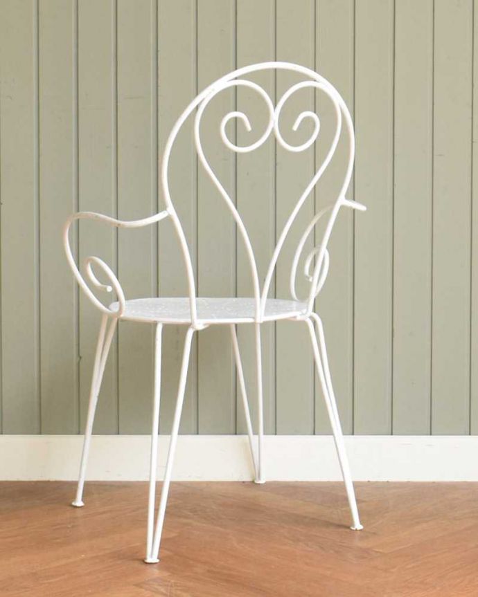 ガーデンチェア アンティーク チェア フランスから届いたアンティークチェア、ホワイトペイントのアーム付きガーデンチェア。後ろ姿も可愛いいんです。(d-936-c)