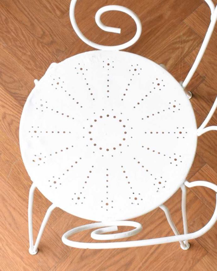 ガーデンチェア アンティーク チェア フランスから届いたアンティークチェア、ホワイトペイントのアーム付きガーデンチェア。座面を見ると・・・コンディションのいいものを選んでいるので安心して座って下さい。(d-936-c)