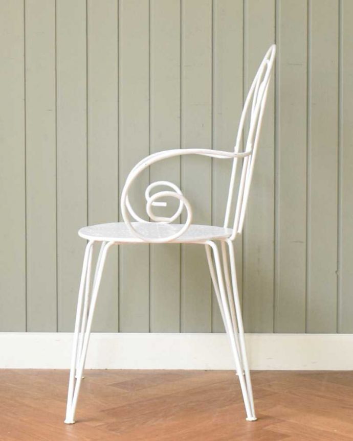 ガーデンチェア アンティーク チェア フランスから届いたアンティークチェア、ホワイトペイントのアーム付きガーデンチェア。横から見てもステキもちろん横から見てもフランスらしい優雅さがあふれています。(d-936-c)