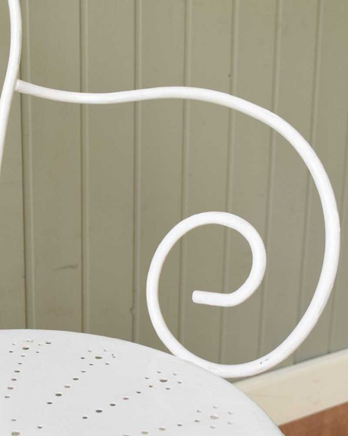 ガーデンチェア アンティーク チェア フランスから届いたアンティークチェア、ホワイトペイントのアーム付きガーデンチェア。うっとりする美しさフランスらしい曲線美。(d-936-c)