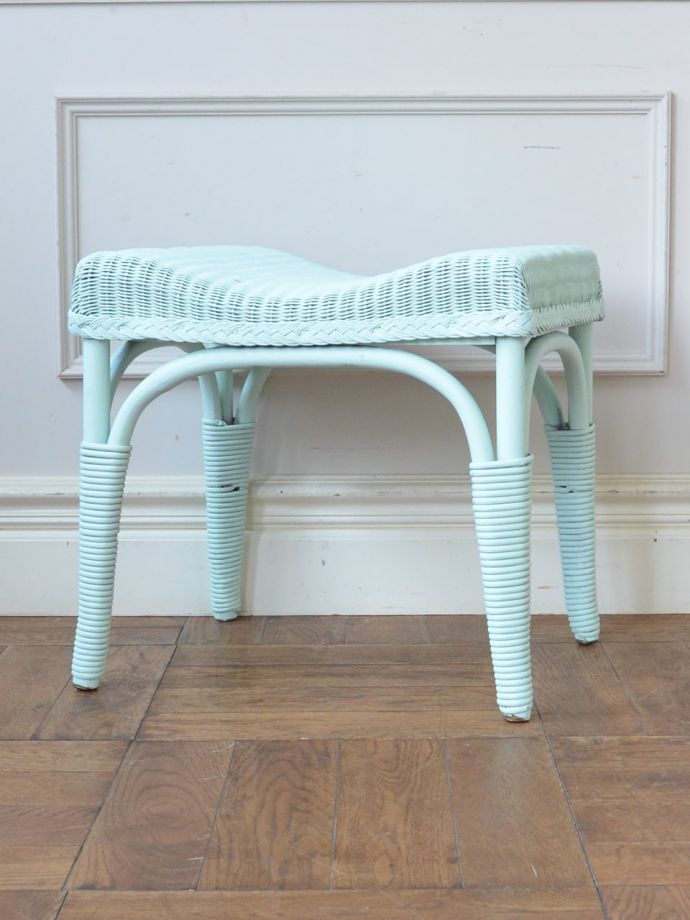 スツールの後ろ姿