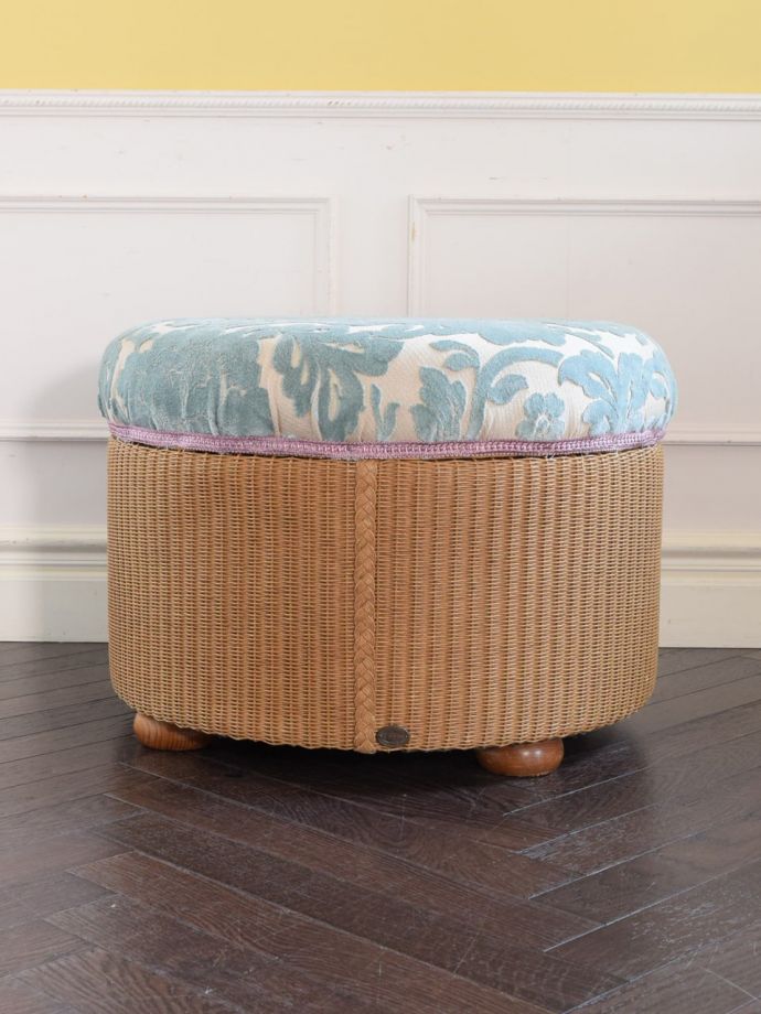 スツールの後ろ姿