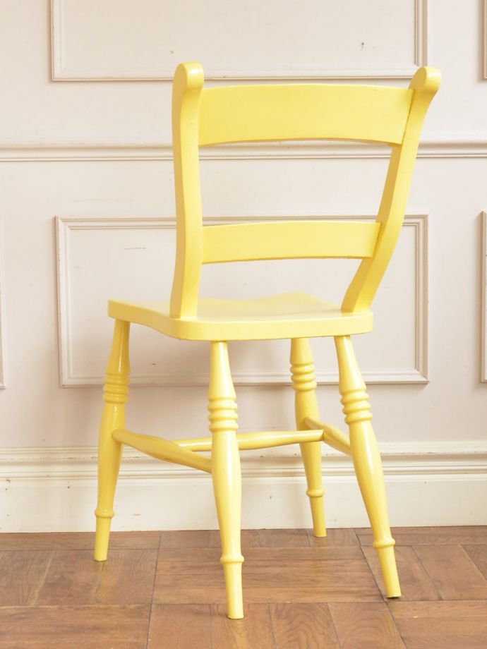 アンティークチェアの後ろ姿