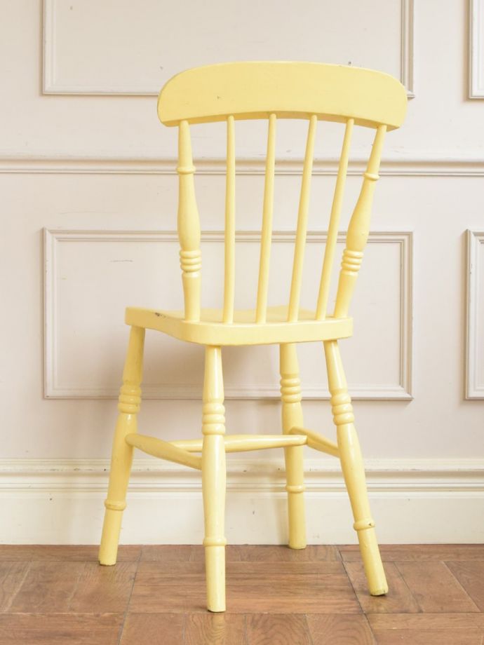 アンティークチェアの後ろ姿