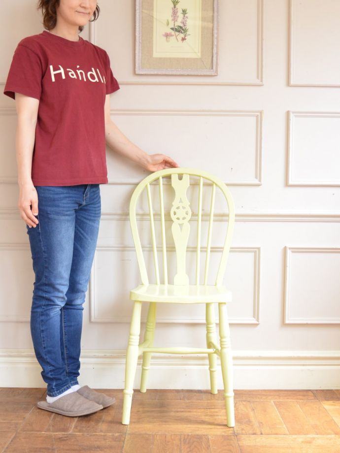 アンティークのホイールバックチェア