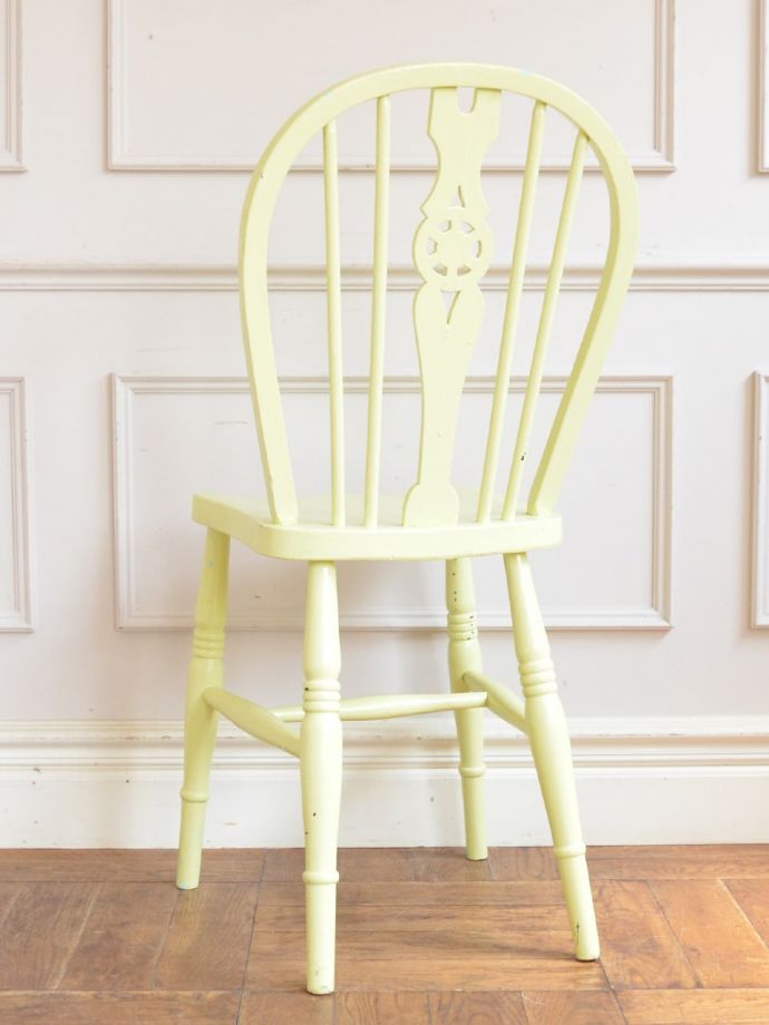 アンティークチェアの後ろ姿