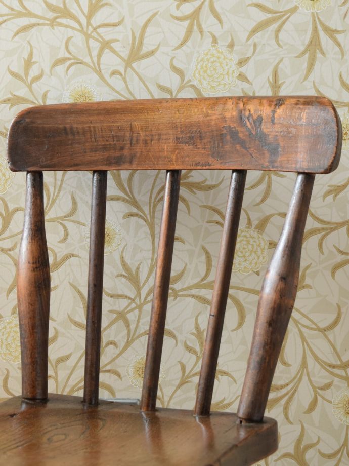 アンティークチェアの背もたれ