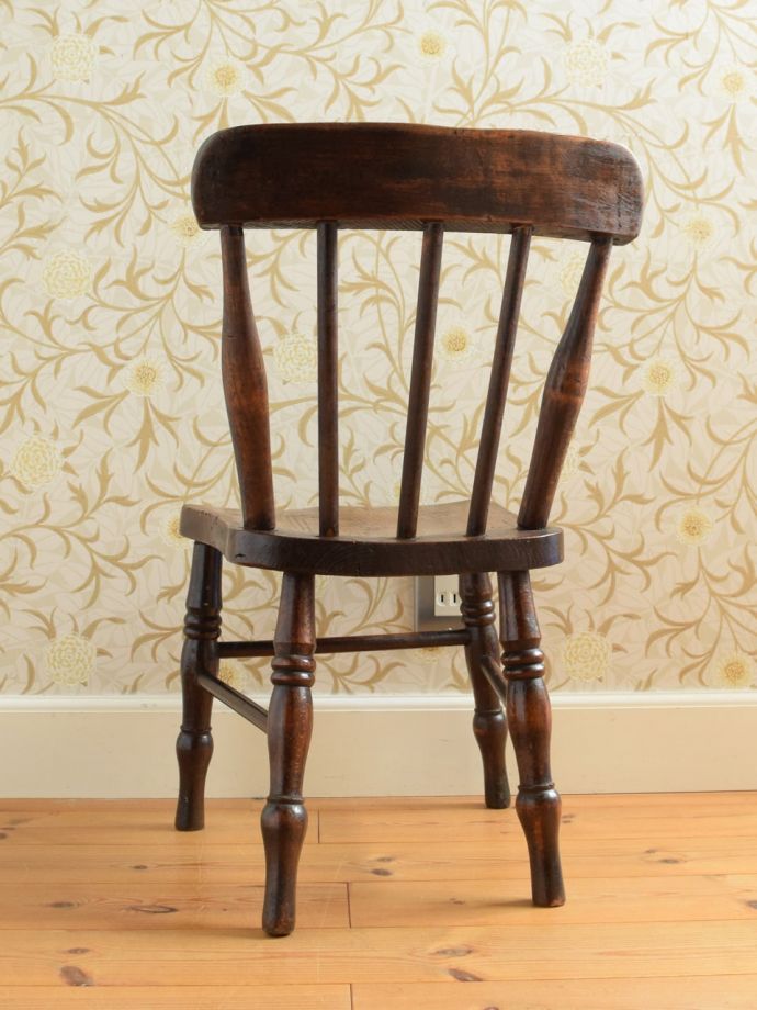 チャイルドチェアの後ろ姿