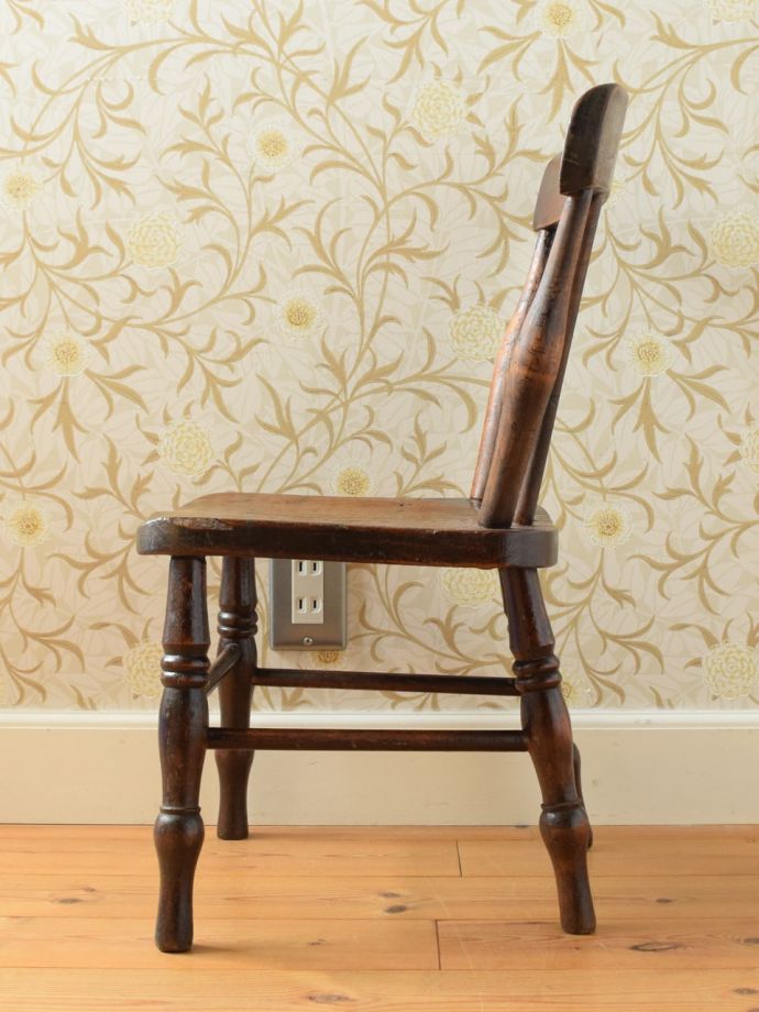 チャイルドチェアの横顔