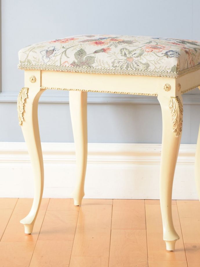 フランスの椅子らしい優雅な装飾