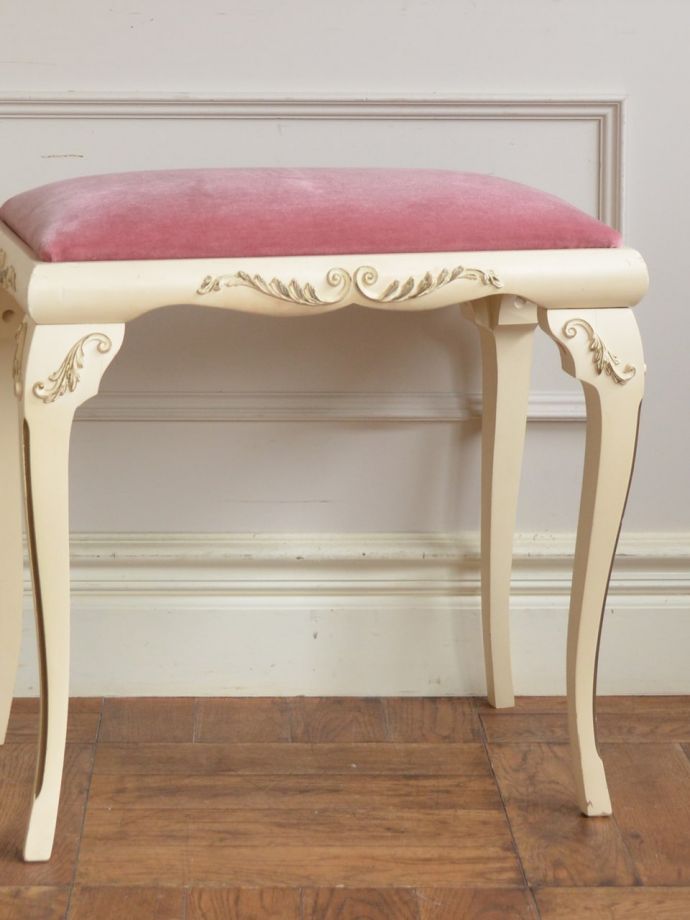 フランスの椅子らしい優雅な装飾