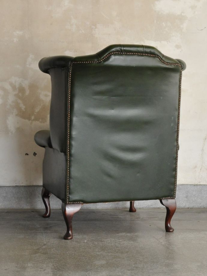 アンティークのパーソナルチェアの後ろ姿